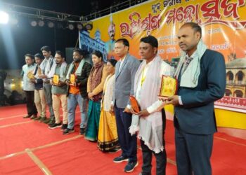 ନୁଆଗଡଗ ରିଷିଶୃଙ୍ଗ ମହୋତ୍ସବରେ ଛାତ୍ରଛାତ୍ରୀଙ୍କ ନୃତ୍ୟ ଗୀତରେ ଦୁଲୁକିଲା ମଞ୍ଚ , ଉଦଯାପିତ ଦିବସରେ ଗଣପ୍ରତିନୀଧିଙ୍କୁ ବ୍ଲକ ପ୍ରଶାସନ କଲେ ସମ୍ମାନିତ କଲେ