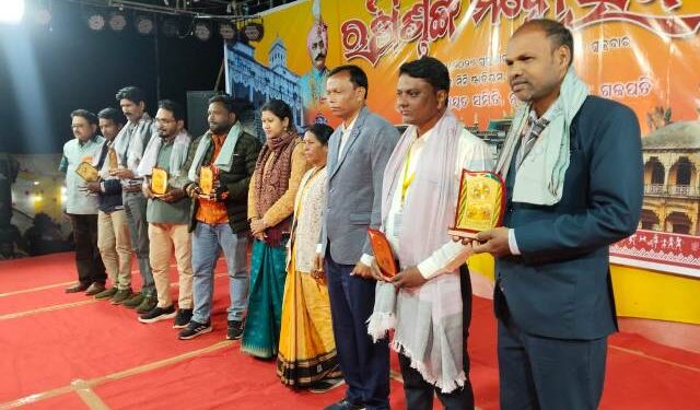 ନୁଆଗଡଗ ରିଷିଶୃଙ୍ଗ ମହୋତ୍ସବରେ ଛାତ୍ରଛାତ୍ରୀଙ୍କ ନୃତ୍ୟ ଗୀତରେ ଦୁଲୁକିଲା ମଞ୍ଚ , ଉଦଯାପିତ ଦିବସରେ ଗଣପ୍ରତିନୀଧିଙ୍କୁ ବ୍ଲକ ପ୍ରଶାସନ କଲେ ସମ୍ମାନିତ କଲେ