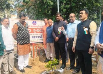 ସଂପର୍କ ଅନୁଷ୍ଠାନ ପକ୍ଷରୁ ରାଜସ୍ୱ ମନ୍ତ୍ରୀ ସୁରେଶ ପୂଜାରୀଙ୍କ ଉପସ୍ଥିତିରେ ଔଷଧୀୟ ବୃକ୍ଷରୋପଣ