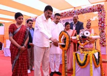 ପୁରୀ ଜିଲ୍ଲାର କୃଷ୍ଣାଞ୍ଜନପୁର ଗ୍ରାମବାସୀଙ୍କ ସହ ଭାବବିନିମୟ କଲେ ରାଜ୍ୟପାଳ ମହିଳା ଉଦ୍ୟମିତା ଉପରେ ରାଜ୍ୟପାଳଙ୍କ ଗୁରୁତ୍ୱାରୋପ