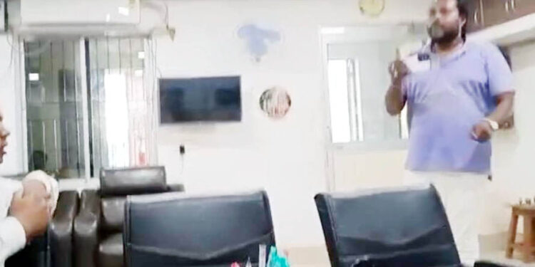 ଦୁର୍ନୀତି ଗ୍ରସ୍ଥ ଅଧ୍ୟାପକଙ୍କ କାର୍ଯ୍ୟରତ ସାମ୍ବାଦିକଙ୍କୁ ଦୁଃ ବ୍ୟବହାର : ଫାଣ୍ଡିରେ ଅଭିଯୋଗ କଲେ ସାମ୍ବାଦିକ