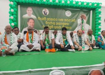 ଦେବଗଡ ଜିଲ୍ଲାପାଳଙ୍କ କାର୍ଯ୍ୟାଳୟ ଘେରାଉ କଲେ ବିଜେଡି ନେତା ଓ କର୍ମୀ