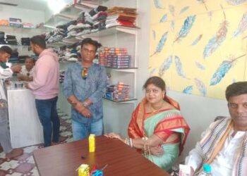 ତେଲେଙ୍ଗାପେଣ୍ଠ ଠାରେ ପୁରୁଷ ବସ୍ତ୍ରାଳୟ ଟ୍ରେଣ୍ଡଜ଼ ଜୋନର ଫିତା କାଟି ଶୁଭାରମ୍ଭ କରିଲେ ବିଧାୟକ ପ୍ରକାଶ ସେଠୀ