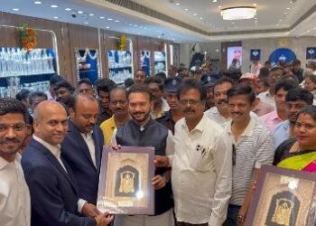 ପାରଳାଖେମୁଣ୍ଡି କଲେଜ ଛକ ଠାରେ ବିଧାୟକ ରପେଶ ପାଣିଗ୍ରାହି ଙ୍କ ଦ୍ଵାରା ଜି.ଏନ.ଭି. ଜୁଏଲାରୀ ଦୋକାନର ଶୁଭ ଉଦଘାଟନ