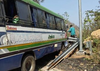 ଘୋଡ଼ାଶାଳ ଘାଟିରେ ଓଲଟି ପଡ଼ିଲା ‘ଅମ୍ବିକା’ ବସ