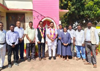 ପାରଳାଖେମୁଣ୍ଡି ବିଧାୟକ ନିଜ ପାଣ୍ଠିରୁ ସୋଲାର ଲାଇଟ ପ୍ରଦାନ କରିଲେ ମେରୀ ନଗର ପାରିଶକୁ