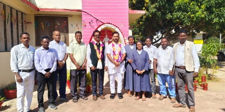 ପାରଳାଖେମୁଣ୍ଡି ବିଧାୟକ ନିଜ ପାଣ୍ଠିରୁ ସୋଲାର ଲାଇଟ ପ୍ରଦାନ କରିଲେ ମେରୀ ନଗର ପାରିଶକୁ