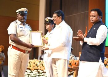 ରାଜ୍ୟପାଳଙ୍କ ଦ୍ୱାରା ରାମଗିରି ଥାନାଧିକାରୀଙ୍କୁ ଦକ୍ଷ ପୁଲିସ ଅଧିକାରୀ ସମ୍ମାନ ପ୍ରଦାନ