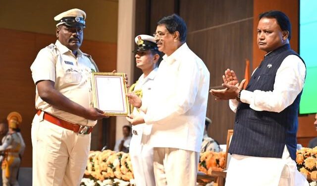 ରାଜ୍ୟପାଳଙ୍କ ଦ୍ୱାରା ରାମଗିରି ଥାନାଧିକାରୀଙ୍କୁ ଦକ୍ଷ ପୁଲିସ ଅଧିକାରୀ ସମ୍ମାନ ପ୍ରଦାନ