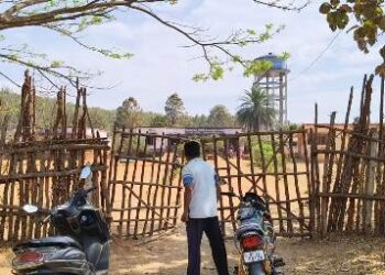 ଅବ୍ୟବସ୍ଥା ଘେରରେ ପିପଳ ସାହି ଉଚ୍ଚ ପ୍ରାଥମିକ ବିଦ୍ୟାଳୟ : ଶ୍ରେଣୀ ଗୃହ ଛାତରୁ ପ୍ଲାଷ୍ଟର ଖସି ଲୁହା ଛଡ଼ ଦେଖାଗଲାଣି