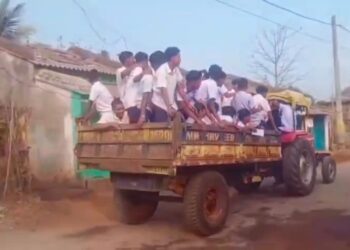 ଛାତ୍ର ଙ୍କ ଭବିଷ୍ୟତ ଓ ସୁରକ୍ଷା ପାଇଁ ଉତ୍ତରଦାୟୀ କିଏ ?? : ମେଟ୍ରିକ୍ ପରୀକ୍ଷା ଦେବାକୁ ଟ୍ରାକ୍ଟରରେ ଗଲେ ଛାତ୍ର