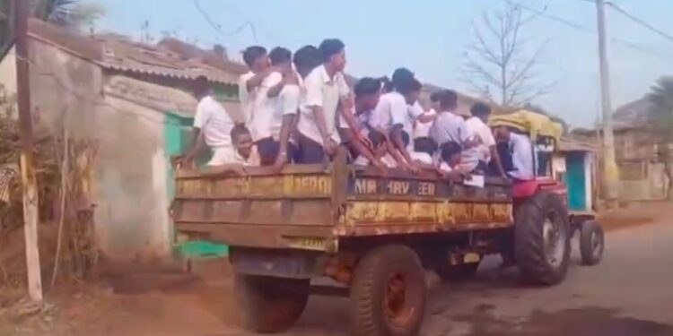 ଛାତ୍ର ଙ୍କ ଭବିଷ୍ୟତ ଓ ସୁରକ୍ଷା ପାଇଁ ଉତ୍ତରଦାୟୀ କିଏ ?? : ମେଟ୍ରିକ୍ ପରୀକ୍ଷା ଦେବାକୁ ଟ୍ରାକ୍ଟରରେ ଗଲେ ଛାତ୍ର