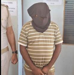 ମହିଳା ମାନଙ୍କୁ ଭିଡିଓ ଭାଇରାଲ ଭୟ ଦେଖାଇ ଠକ ଯୁବକ ୫ ମୋବାଇଲ ଜବତ ଓ ୩୪ ସିମକାର୍ଡ ଜବତ