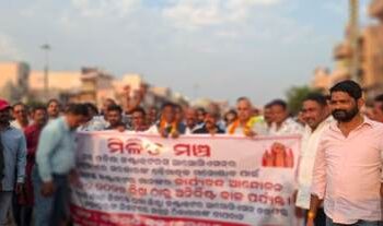 ନିଖିଳ ଓଡ଼ିଶା ଠିକାଦାର ମହାସଂଘର ସିଂହଦ୍ବାର ସମ୍ମୁଖରେ ଦୀପଦାନ ସରକାର ଦାବି ନଶୁଣିଲେ କାର୍ଯ୍ୟବନ୍ଦ ଆନ୍ଦୋଳନ