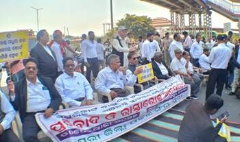 ଓକିଲ ସଂଘ ପକ୍ଷରୁ ମାଳତୀପାଟପୁର ଠାରେ ରାସ୍ତାରୋକ ଆନ୍ଦୋଳନ ୫ଘଣ୍ଟା ଯାତାୟାତ ସମ୍ପୂର୍ଣ୍ଣ ବାଧାପ୍ରାପ୍ତ