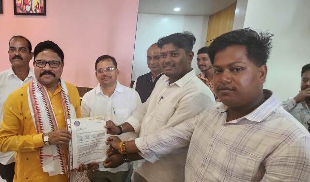 ସଂପର୍କ ଅନୁଷ୍ଠାନ ପକ୍ଷରୁ ସ୍ବାସ୍ଥ୍ୟମନ୍ତ୍ରୀଙ୍କୁ ଦାବିପତ୍ର