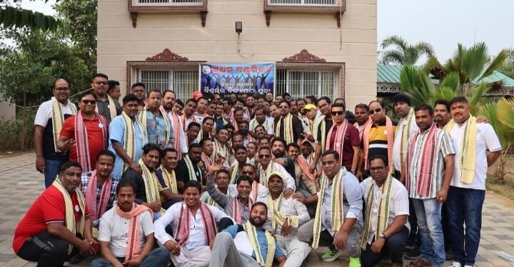 ୨୭ ବର୍ଷ ପରେ ପୁରାତନ ଛାତ୍ରଙ୍କ ବନ୍ଧୁମିଳନ