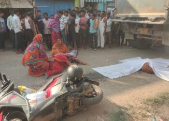 ହାଇୱା ଧକ୍କାରେ ମହିଳା ମୃତ୍ୟୁ , ସ୍ଥାନୀୟ ଅଞ୍ଚଳରେ ଚାପା ଉତ୍ତେଜନା ରାସ୍ତାରେ ଶବ ରଖି ରାସ୍ତାରୋକ କଲେ ଗ୍ରାମବାସୀ