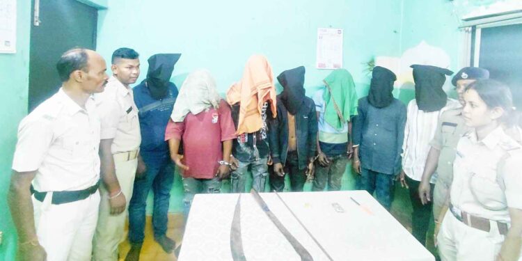 ଡକାୟତି ଉଦ୍ୟମ ପଣ୍ଡ ମାରଣାସ୍ତ୍ର ସମେତ ୭ ଜଣିଆଡକାୟତ ଗିରଫ