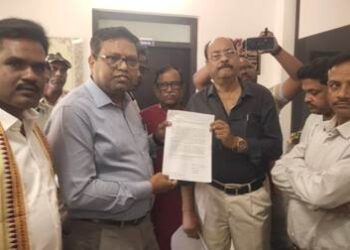 ସମ୍ମିଳିତ କର୍ମଜୀବି ସାମ୍ୱାଦିକ ସଂଘ ଖୋରଧା ଜିଲ୍ଲା ଶାଖା ର ତୀବ୍ର ବିରୋଧ ପରେ ପୂର୍ବ ନିଷ୍ପତି କୁ ପ୍ରତ୍ୟାହାର କଲା ଜିଲ୍ଲା ପ୍ରଶାସନ