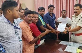 ବରଗଡ଼ ମୋଟର ଚାଳକ ଙ୍କ ସୁରକ୍ଷା ପାଇଁ ଜିଲ୍ଲା ଆରକ୍ଷୀ ଅଧିକ୍ଷକ ଙ୍କୁ ଦାବିପତ୍ର