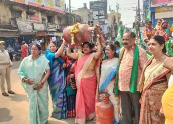 ଇନ୍ଧନ ଗ୍ୟାସର ଅହେତୁକ ଦରବୃଦ୍ଧି ପ୍ରତିବାଦରେ ବିଜୁ ମହିଳା ଜନତା ଦଳ ପକ୍ଷରୁ ପ୍ରତିବାଦ ସଭା