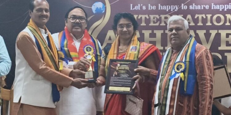 ଗଜପତି ଜିଲ୍ଲାର ଅଗ୍ରଣୀ ମହିଳା ସଙ୍ଗଠନର ସମ୍ପାଦିକା ତନୁଜା ଶତପଥୀ ହେପି ମୁମେଣ୍ଟ ଇଣ୍ଡିଆ ଦ୍ୱାରା ସମ୍ବର୍ଦ୍ଧିତ