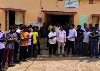 ସେରଙ୍ଗ ଥାନା ପୋଲିସ୍ ଅପାରଗତା ଅଞ୍ଚଳବାସୀଙ୍କ ଅଭିନଵ ଦାବି : ଚୋରକୁ ଗିରଫ ଦାବିରେ ଡାକ୍ତରଖାନା ସମ୍ମୁଖରେ ପ୍ରତିବାଦ ଓ ବିକ୍ଷୋଭ