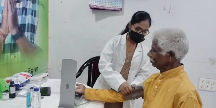 ପାରଳାଖମୁଣ୍ଡିଠାରେ ହାଇଟେକ ମେଡ଼ିକାଲ କଲେଜ ତରଫ ରୁ ମାଗଣା ସ୍ବାସ୍ଥ୍ୟ ଶିବିର ଅନୁଷ୍ଠିତ