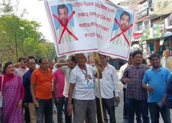 ମୋହନା ବିଧାୟକ କ୍ରସ ଭୋଟିଂ ପରେ ଗଜପତି କଂଗ୍ରେସ ପ୍ରେମୀଙ୍କ ଠାରେ ତୀବ୍ର ଅସନ୍ତୋଷ ଓ ପ୍ରତିବାଦ ଗଜପତି ଜିଲ୍ଲାର ବିଭିନ୍ନ ସ୍ଥାନରେ କୁଶପୁତ୍ତଳିକା ଦାହ