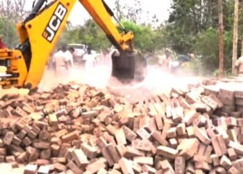 ଗଜପତିରେ ୧୦ ଗୋଟି ବେଆଇନ ଇଟା ଭାଟିକୁ ଭାଙ୍ଗି ଇଟା ଭାଟି ବନ୍ଦକଲା ପ୍ରଶାସନ ଓ ୧୦ ଲକ୍ଷ ଟଙ୍କା ଜରିମାନା ଆଦାୟ କରାଗଲା