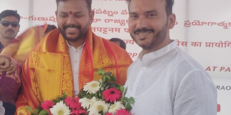 କେନ୍ଦ୍ର ବିମାନ ଚଳାଚଳ ମନ୍ତ୍ରୀଙ୍କୁ ପାରଳା ବିଧାୟକ ଭେଟି ମିନି ବିମାନବନ୍ଦର ସ୍ଥାପନ ପାଇଁ ଦାବି ଜଣାଇଲେ