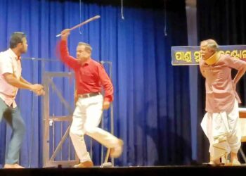 ରାଜ୍ୟସ୍ତରୀୟ ନାଟକ ମହୋତ୍ସବର ତୃତୀୟ ସନ୍ଧ୍ୟା, ନାଟକ ‘ଏକ ନାୟକର ମୃତ୍ୟୁ’ : ବ୍ୟବସ୍ଥା ଓ ଦୁର୍ନୀତି ବିରୋଧରେ ଏକ ଶାଣିତ ସ୍ୱର