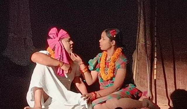 ମଞ୍ଚରେ ଜୀବନ୍ତ ହେଲା ‘ସମୁଦ୍ର’: ସମ୍ବଲପୁରୀ ନାଟକରେ ଦେଖିବାକୁ ମିଳିଲା ସଭ୍ୟତା ଓ ସଂଘର୍ଷର ଅପୂର୍ବ ସମନ୍ୱୟ
