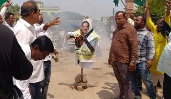 ଜୟଦେବରେ ନିର୍ବାଚନ ମଣ୍ଡଳୀରେ ବିଜେଡି କର୍ମୀ ବିଧାୟକଙ୍କ କୁଶ ପୁତ୍ତଳିକା ଦାହ କଲେ