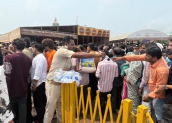 ଭକ୍ତମାନଙ୍କୁ ପାଣି ଓ ଦହି ପାଣି ଦେଲେ ସିଂହଦ୍ୱାର ଥାନା ପୋଲିସ