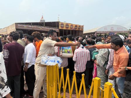 ଭକ୍ତମାନଙ୍କୁ ପାଣି ଓ ଦହି ପାଣି ଦେଲେ ସିଂହଦ୍ୱାର ଥାନା ପୋଲିସ