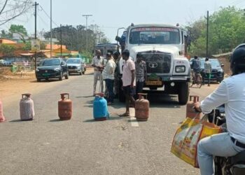 ଖୋର୍ଦ୍ଧା – ବଲାଙ୍ଗୀର ୫୭ ଜାତୀୟ ରାଜପଥରେ ଗ୍ୟାସ ସିଲିଣ୍ଡର ରଖି ଗ୍ରାହକଙ୍କ ରାସ୍ତା ଅବରୋଧ : ପ୍ରଶାସନର ହସ୍ତକ୍ଷେପ ପରେ ହଟିଲା ଅବରୋଧ