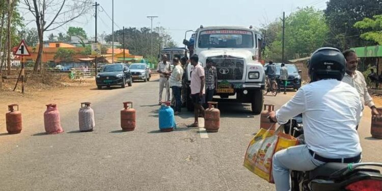 ଖୋର୍ଦ୍ଧା – ବଲାଙ୍ଗୀର ୫୭ ଜାତୀୟ ରାଜପଥରେ ଗ୍ୟାସ ସିଲିଣ୍ଡର ରଖି ଗ୍ରାହକଙ୍କ ରାସ୍ତା ଅବରୋଧ : ପ୍ରଶାସନର ହସ୍ତକ୍ଷେପ ପରେ ହଟିଲା ଅବରୋଧ