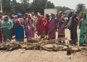 ବେଆଇନ ଖଣି ବ୍ଲାଷ୍ଟିଂ ବିରୋଧରେ ମହିଳାଙ୍କ ରାସ୍ତା ଅବରୋଧ