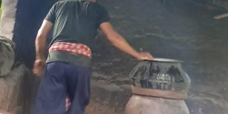 ସୁର୍କାବାଡି କାସନ୍ଦା ଓ ଦର୍ପନାରାୟଣପୁର ପଞ୍ଚାୟତରେ ବଢୁଛି ଚୋରା ଦେଶୀ ରନ୍ଧା ମଦ କାରବାର – ହାତ ବାନ୍ଧି ବସିଛି ଅବକାରୀ ବିଭାଗ