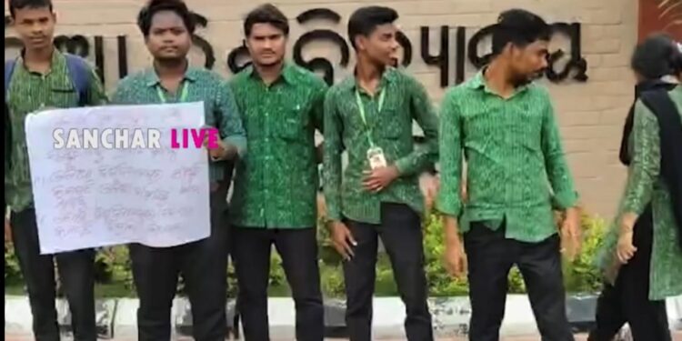 କ୍ଷମା ମାଗନ୍ତୁ କୁଳପତି : ଓଡିଆ ବିଶ୍ୱବିଦ୍ୟାଳୟ ଛାତ୍ରଛାତ୍ରୀଂକ ଦାବି