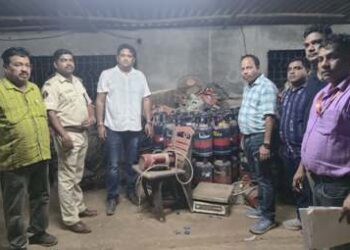 ବାରଙ୍ଗ ଗଙ୍ଗେଶ୍ୱର ଅଞ୍ଚଳରୁ ଗ୍ୟାସ୍ ସିଲିଣ୍ଡର୍ ସହ ବହୁ ଆନୁଷଙ୍ଗିକ ସାମଗ୍ରୀ ଜବତ