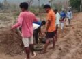 ଦୀର୍ଘଦିନର ଦାବି ପରେ ମଧ୍ୟ ପ୍ରଶାସନ ଶୁଣିଲାନି, ଚାନ୍ଦା ଆଦାୟ କରି ରାସ୍ତା ନିର୍ମାଣ କଲେ ଗ୍ରାମବାସୀ