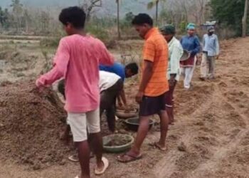 ଦୀର୍ଘଦିନର ଦାବି ପରେ ମଧ୍ୟ ପ୍ରଶାସନ ଶୁଣିଲାନି, ଚାନ୍ଦା ଆଦାୟ କରି ରାସ୍ତା ନିର୍ମାଣ କଲେ ଗ୍ରାମବାସୀ