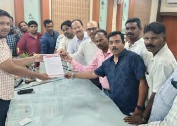 ସାମ୍ବାଦିକଙ୍କୁ ସୁରକ୍ଷା ଓ ସହାୟତା ଦାବି ନେଇ ତାତିଲେ ସାମ୍ବାଦିକ: ୬ ଦଫା ଦାବୀ ନେଇ ମୁଖ୍ୟମନ୍ତ୍ରୀଙ୍କ ଉଦ୍ଦେଶ୍ୟରେ ସ୍ମାରକପତ୍ର ପ୍ରଦାନ