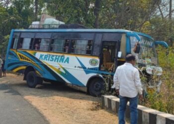 କାର କୁ ବଞ୍ଚାଇବାକୁ ଯାଇ ଯାତ୍ରୀବାହୀ ବସ ଦୁର୍ଘଟଣା : ଅଳ୍ପକେ ବର୍ତିଲେ ୪୦ ରୁ ଉର୍ଦ୍ଧ ଯାତ୍ରୀ