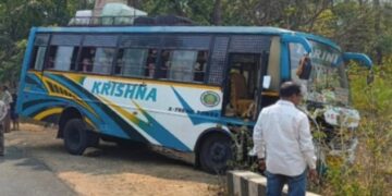 କାର କୁ ବଞ୍ଚାଇବାକୁ ଯାଇ ଯାତ୍ରୀବାହୀ ବସ ଦୁର୍ଘଟଣା : ଅଳ୍ପକେ ବର୍ତିଲେ ୪୦ ରୁ ଉର୍ଦ୍ଧ ଯାତ୍ରୀ