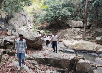 ଦାରିଙ୍ଗବାଡ଼ି ବ୍ଲକ ର ଦୁର୍ଗମ ଅଞ୍ଚଳରେ ବିଭିନ୍ନ ପ୍ରକଳ୍ପର ତଦାରଖ କଲେ କନ୍ଧମାଳ ଜିଲ୍ଲାପାଳ