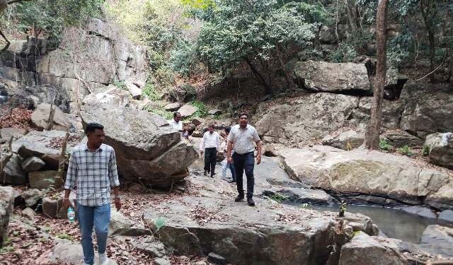 ଦାରିଙ୍ଗବାଡ଼ି ବ୍ଲକ ର ଦୁର୍ଗମ ଅଞ୍ଚଳରେ ବିଭିନ୍ନ ପ୍ରକଳ୍ପର ତଦାରଖ କଲେ କନ୍ଧମାଳ ଜିଲ୍ଲାପାଳ